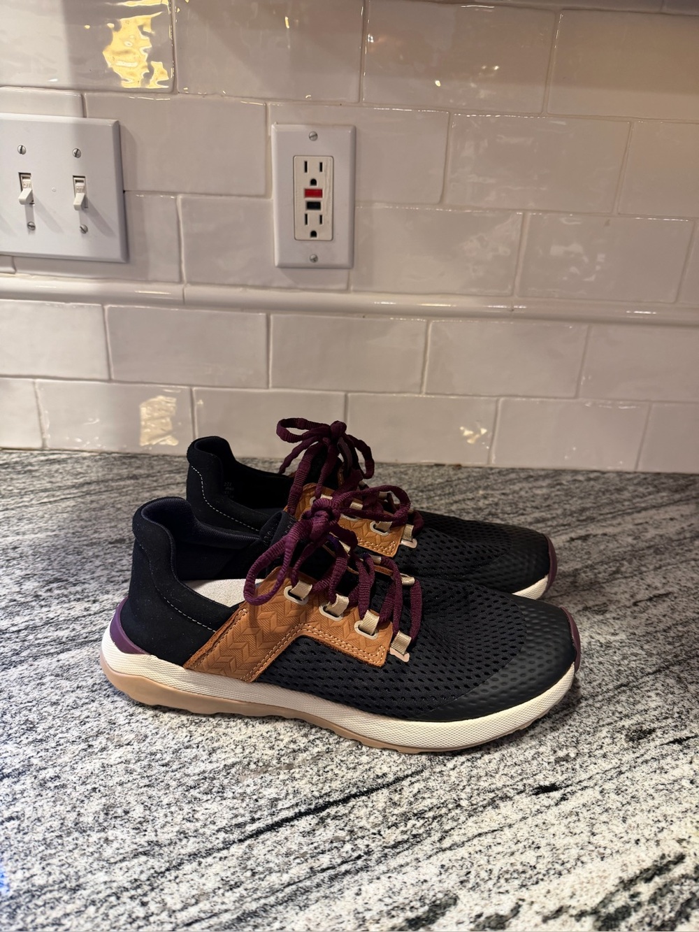 Women’s OluKai Wailuku Size 9